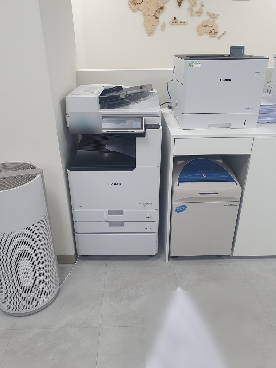 본사 사무실에 설치된 iR-ADV DX C3826i (스포츠조명)