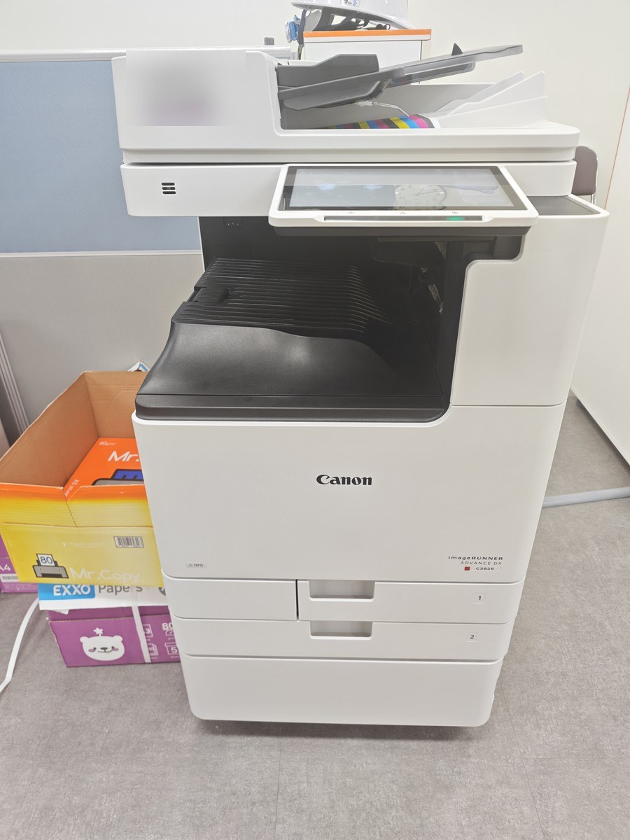 파티션 사무실에 설치된 iR-ADV DX C3826